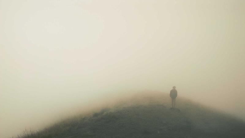 男男做运动双人搭档进行高强度训练